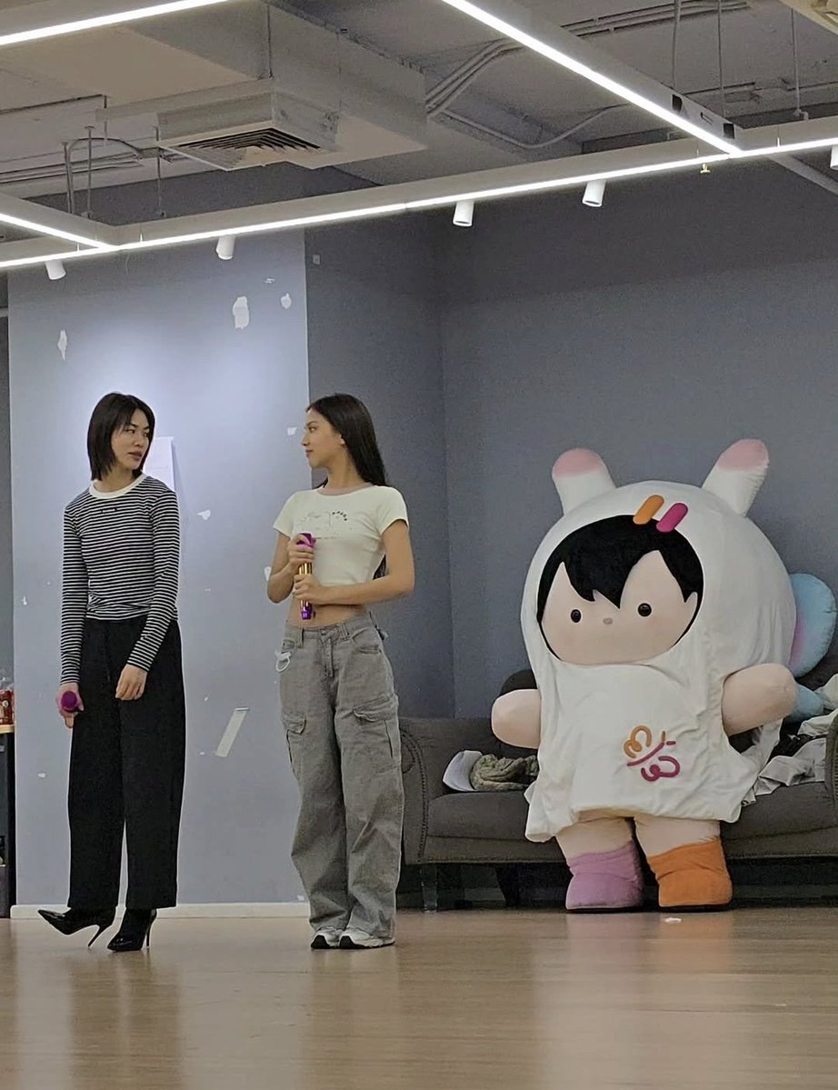 “ขอบคุณเอนี่ ที่มาหากันเสมอ แม้ในวันที่นอกตารางก็ยังแวะมาเล่นด้วยกัน ถ้าไม่มีเอนี่ กำลังใจคงหายไปเยอะมาก ๆ เลย” — บอนนี่

🥹🥹🥹🥹🧡💜🦋