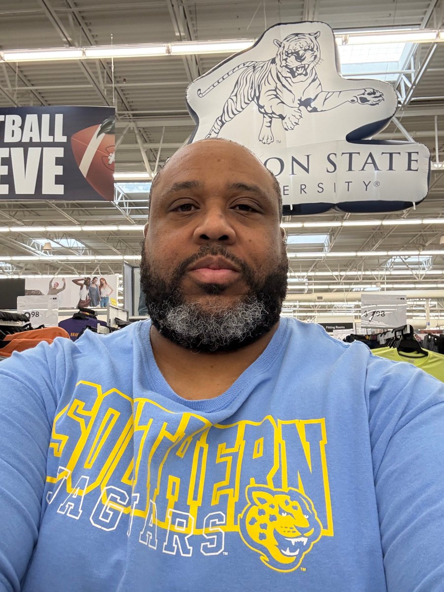 Hey_D_Ray's tweet photo. Happy Monday and #SWACHOOPS Tourney Week!! Don’t mind me, I’m just in the middle of Jackson’s #Walmart reppin my #SouthernUniversity #Jaguars!!
#GoJags
#ProwlAsOne
#SouthernIsTheStandard
#iMightPayForThisLater
#SWACMBB
#SWACWBB
#TheSWAC
#HBCU https://t.co/hSNkOGsLaY