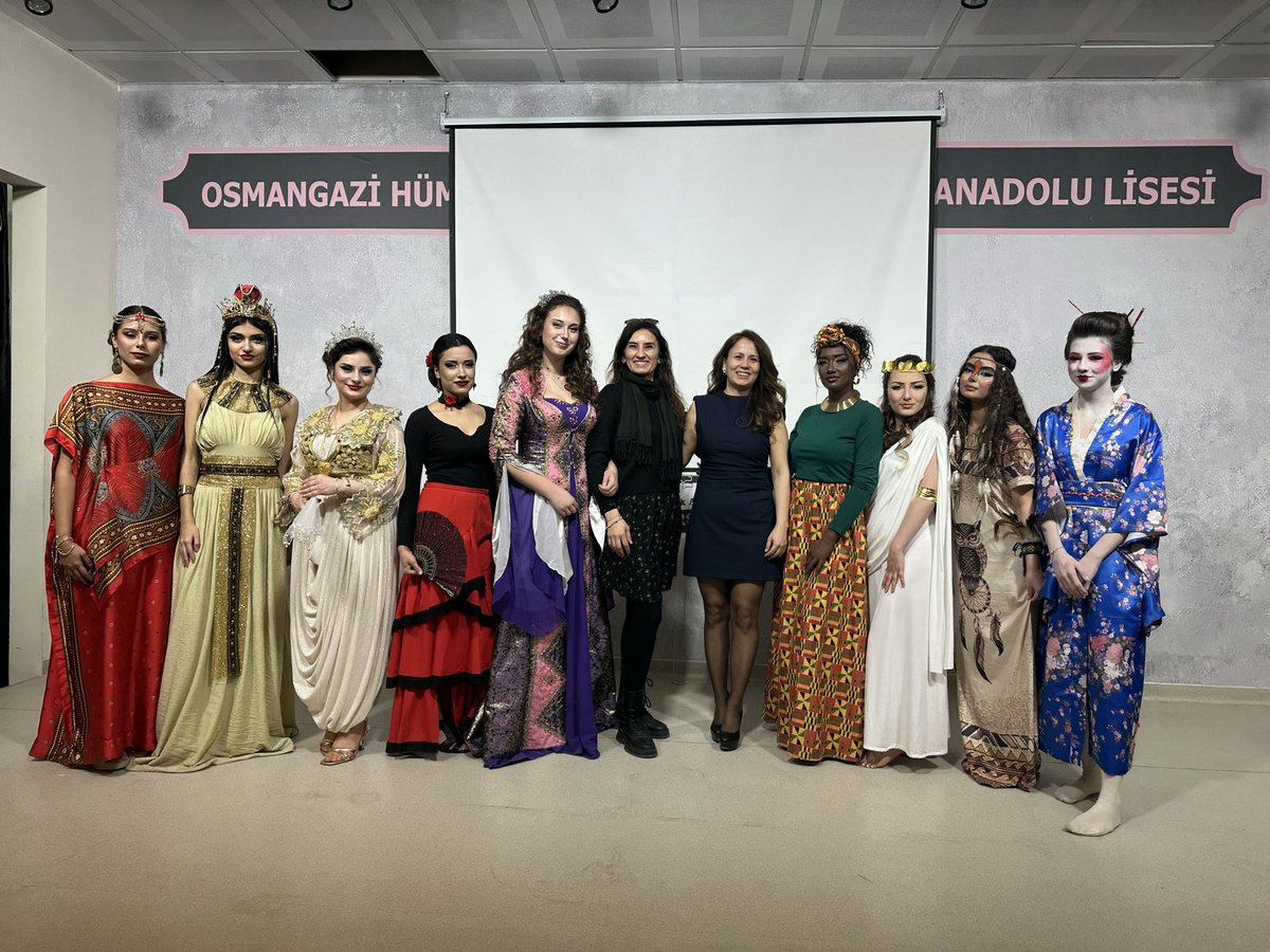 Bir kadın olurse saksıda
çiçek ölür.Mutfakta tencere, kapıda süpürge Balkonda gölge ölür Bir kadın ölürse Sobada ateş, sofrada yemek, teknede hamur ölür Bir kadın ölürse Güle güle git diyen, akşam yolunu gözleyen Gece üstünü örten seninle ağlayan, seninle gülen ölür
Bir yuva ölür