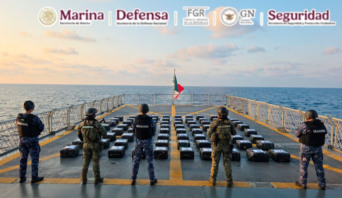 OHarfuch's tweet photo. Resultado de una operación marítima encabezada la Secretaría de Marina @SEMAR_mx, en coordinación con @FGRMexico y @SSPCMexico, se aseguraron aproximadamente 2 toneladas de cocaína en Acapulco, Guerrero.
En la presente administración suman más de 60 toneladas de esta droga aseguradas en mares mexicanos, lo que representa una afectación directa a las estructuras financieras del crimen organizado y evita que esta droga llegue a las calles.