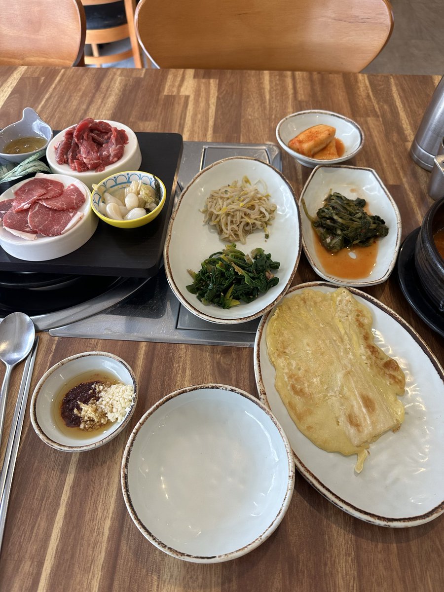 ters20033's tweet photo. 오늘은 그냥
대전에서 고기 생각이 나서 들렀다.

잠시 후 나온
뭉태기 부위별 3종.

붉은 결이 단정하게 살아 있고
접시 위에서부터 고기 향이 깔끔하다.

그리고 옆에는
대전 원 막걸리 한 사발.

그 순간
내 안에서 자연스럽게 회의가 시작된다.

🧠 머리 :
“오늘은 가볍게 먹자.”

❤️ 마음 :
“그래도 뭉태기 3종이면 예외지.”

🧍 몸 :
“일단 한 점만 먹어보자.”

🍽️ 위 :
“…말 많다.”

첫 점.

결이 살아 있어서
부드럽다가 마지막에 쫀득하게 남는다.

부위마다 식감이 조금씩 다르고
씹을수록 고기향이 담백하게 올라온다.

옆에서
대전 원 막걸리 한 모금.

🧠 머리 :
“음… 균형 잡힌 식사다.”

❤️ 마음 :
“이건 그냥 행복이다.”

🧍 몸 :
“한 점 더 먹자.”

🍽️ 위 :
“회의 종료.
추가 주문.”

가끔은 이런 저녁이 좋다.

대전에서
뭉태기랑 원 막걸리.

조용히 잘 맞는다.

#대전맛집 #대전뭉티기 #대전원막걸리 #대전 #먹스타그램 #맛집기록 #일상맛집 #kfood