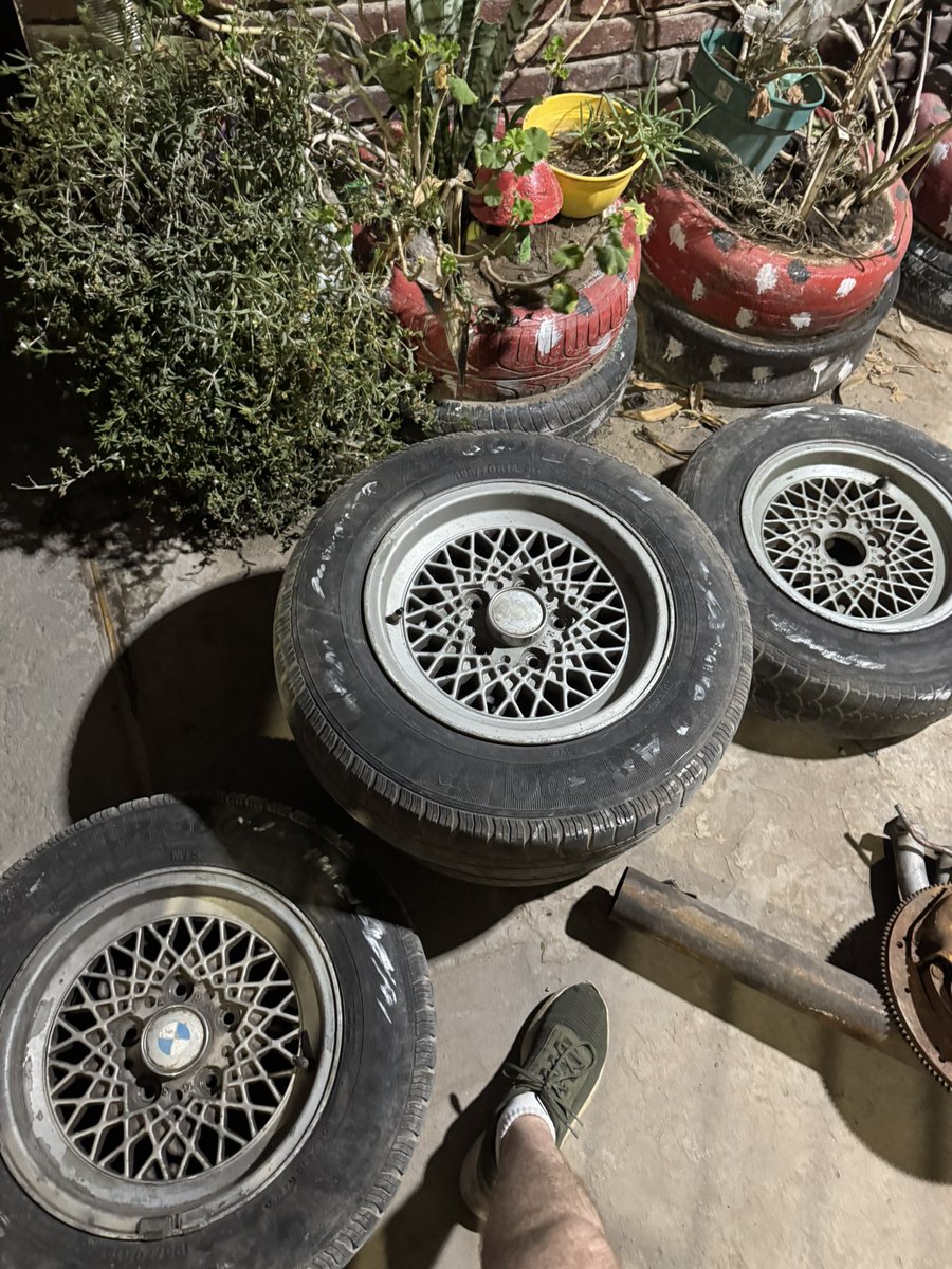 GardonPablo's tweet photo. Me maté para conseguir estas llantas. Las encontré por Marketplace finalmente. Una restaurada media profunda y quedan como en la última foto https://t.co/V7iJN2STTy