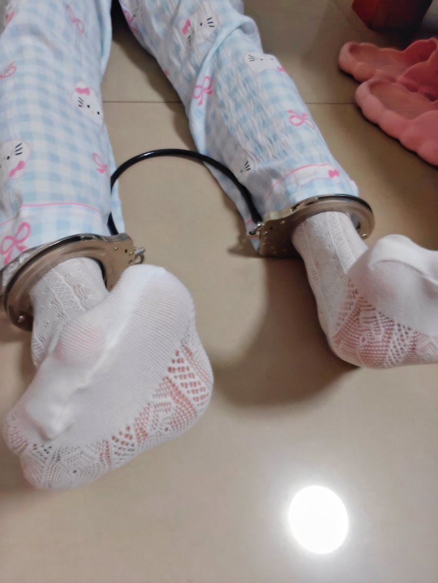 WorstCat's tweet photo. 前爪伸老长了拍出奇怪的角度 https://t.co/5to8bA6Mzj