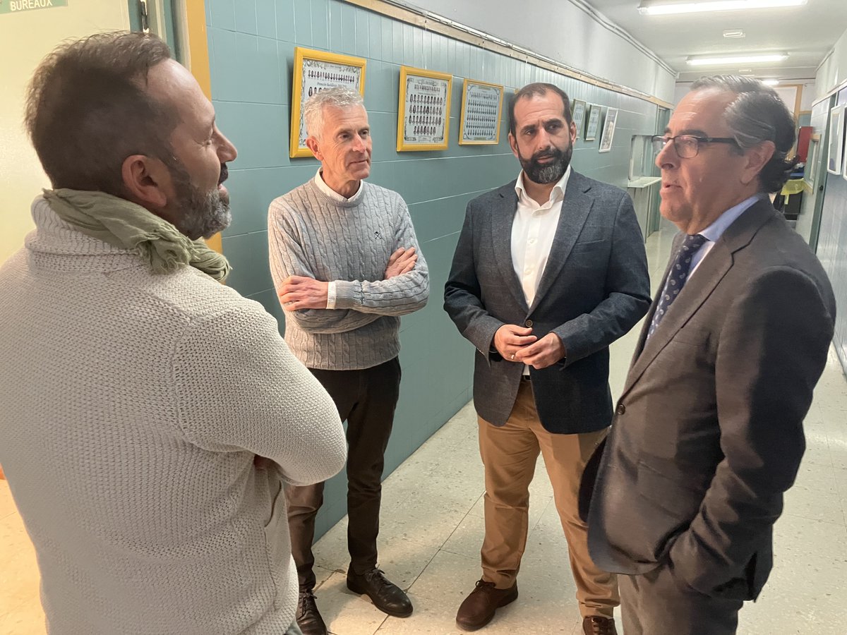 educacionmlg's tweet image. El DT de @EducaAnd, @Miguel_Briones_, junto con el gerente provincial de #APAE, ha acudido hoy al @IES_MareNostrum para conocer de primera mano el resultado de las actuaciones de urgencia que se han realizado en este centro educativo para recuperar espacios docentes.