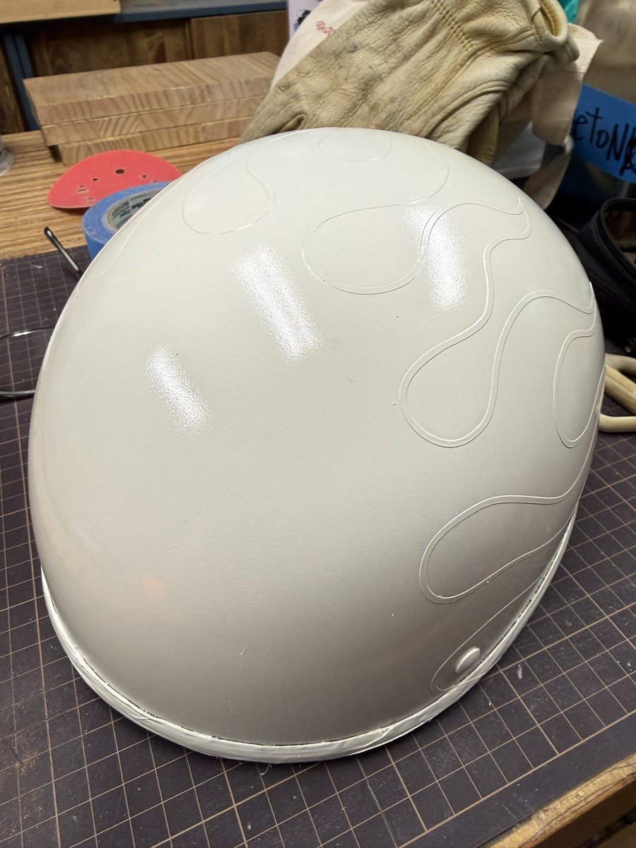 PiperFilthybong's tweet photo. 茶からファイヤーパターンをマスキングして白を塗りました
そこからフレームの内側と文字をマスキング。歯は前に付けようか悩んでる🦷
No.04も大きすぎる感が否めないので小さくしてやり直すと思う
って今気づいたけど後の単語スペルミスだわww https://t.co/fQNFVyqvNi