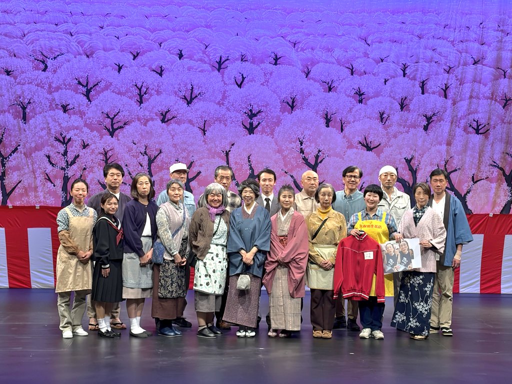 hiroko_matsum's tweet photo. 『やっとかめ探偵団』

遅ればせながら、おかげさまで千穐楽を終えることが出来ました！

平成8年に初演、数々の(大変だった)伝説を先輩方から聞いてきた作品に、自分が出演出来る日が来るなんて・・・！

ご来場、応援してくださった皆さま。
ありがとうございました！！

 #やっとかめ探偵団
#劇座 https://t.co/ONAr3uzU4r