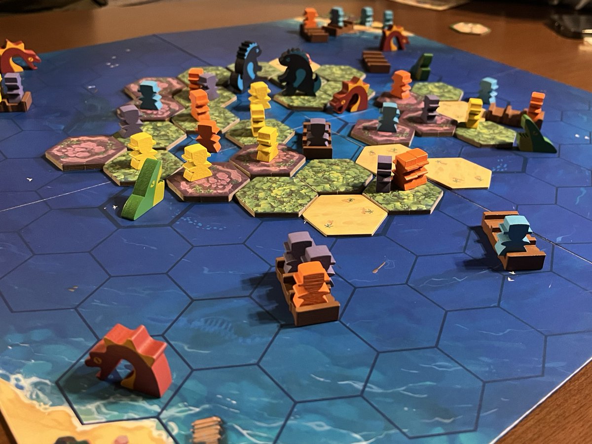 アイランドを遊びました🏝️

怪獣が蔓延る島から宝を持って逃げるゲーム。

ゲームの流れ
駒を動かす→島タイルを一枚剥す→🎲を振って出目の怪獣を動かす

足の引っ張り合いが面白い！🤣
ヘイトコントロールが大事なゲームでした。