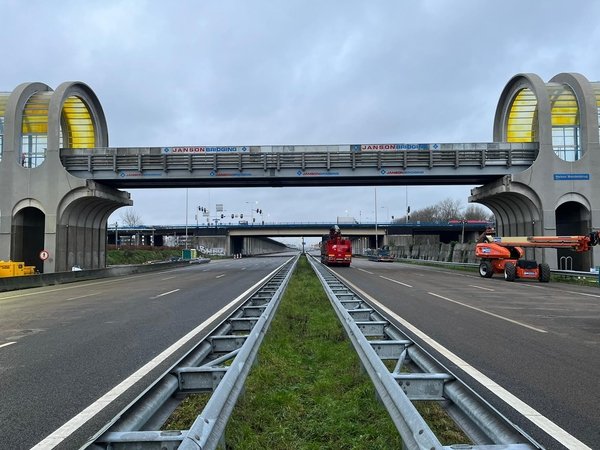 angelosvlahos's tweet photo. wie aan #Zoetermeer denkt, denkt al snel aan de Nelson Mandelabrug. de brug leek op instorten te staan en leeft nu voort via een noodconstructie. we bouwen er een nieuwe woonwijk naast, en er volgt een stationshal. de vraag: wat te doen met die brug? hier mijn bijdrage in het AD: https://t.co/knPrMl4n1U