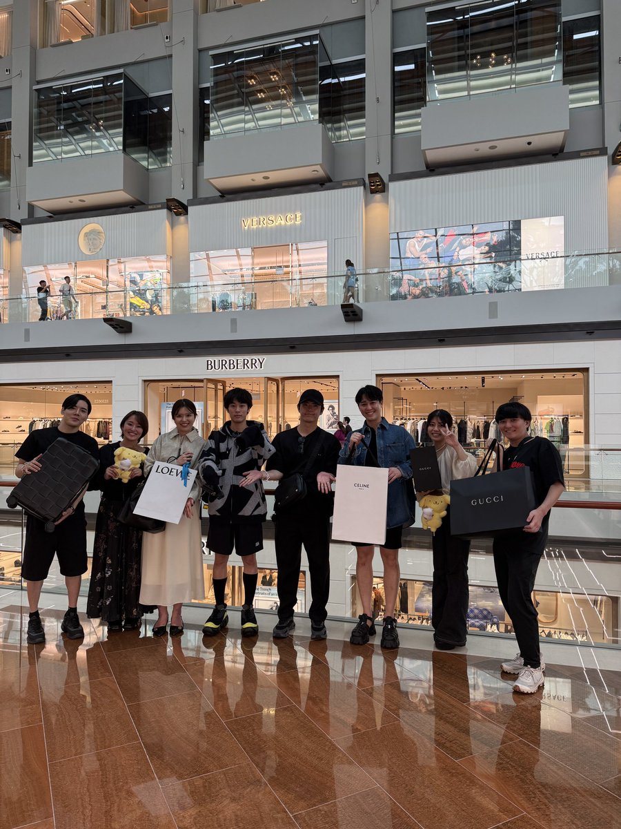 taichi_we's tweet photo. Levela旅行
去年はオーストラリア、今年はシンガポールへ。

1年前は15人くらいだった旅行も今年は50人。

しかも全員でマリーナベイサンズに宿泊。

駒居さんから誕プレもいただいて、人生で一番の旅行でした！

こんなに楽しい会社日本にないと思う。

@koki_komai 
ありがとうございました！！！

（カジノは微負け）