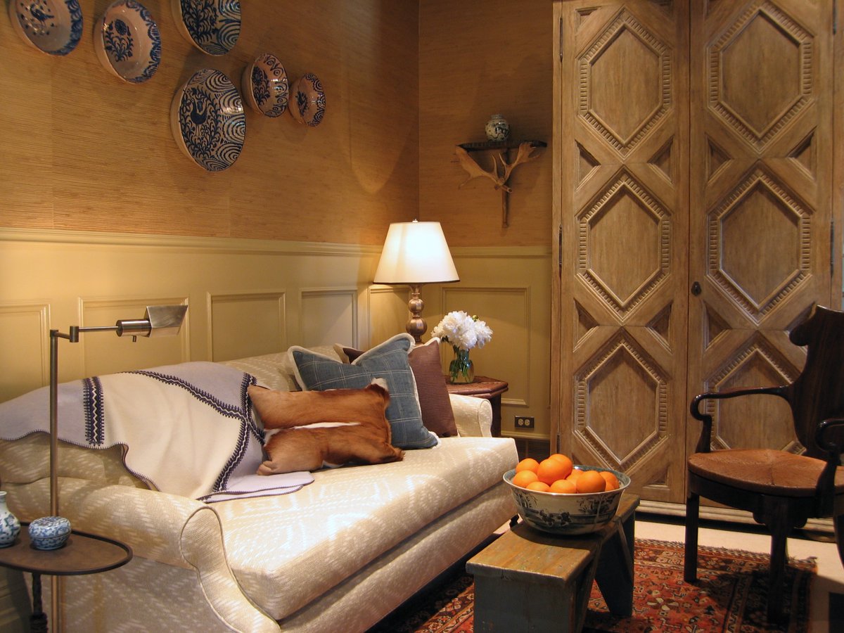 SBLongInteriors's tweet photo. Tyrolean spirit, American edit.  The carved wooden armoire was the starting point for this primary sitting room.

Interior design: @SBLongInteriors
📍: Deer Valley, Utah https://t.co/uRrb93Unf7
