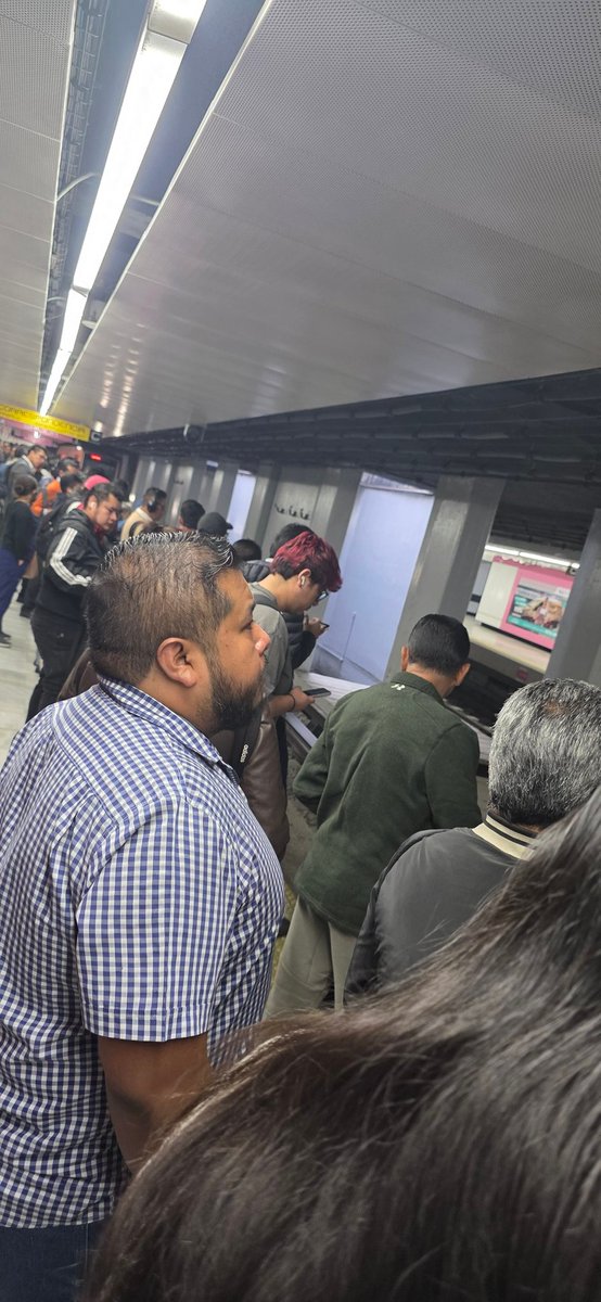 rodosbarrio's tweet photo. @MetroCDMX Línea 1 dirección Observatorio, trenes demorados, llegan muy llenos imposible abordar, recién remodelados y la diferencia no es notoria @AdrianRubalcava @ClaraBrugadaM #MorenaEsCORRUPCION https://t.co/nIyRcCzd38