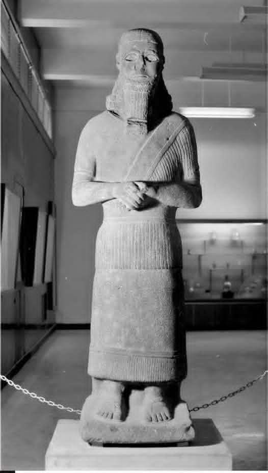 يقع تل الفخيرية عند منابع نهر الخابور قرب تل حلف، ويُعتقد أنه موقع مدينة واشوكاني عاصمة المملكة الميتانية. وفي العصر الآرامي عُرفت باسم ريش عينا، ليتحوّل الاسم لاحقًا في العربية إلى رأس العين.
#تل_الفخيرية #واشوكاني #تل_حلف #الخابور #الميتانيون #الآراميون #رأس_العين