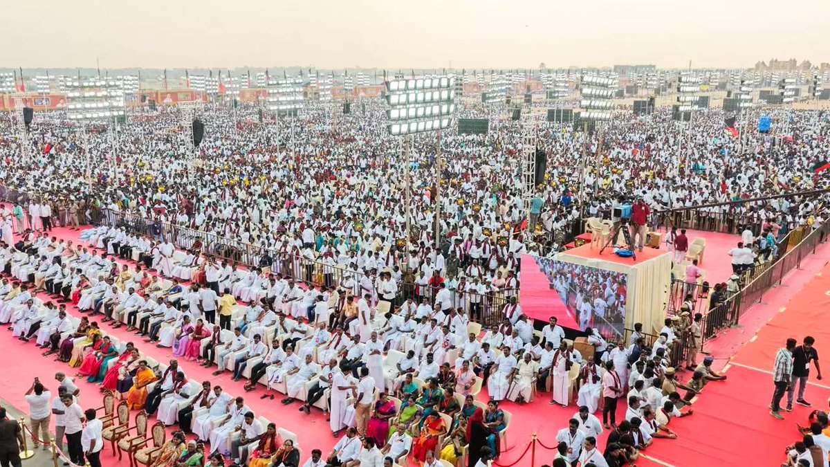 timesofindia's tweet photo. #InPics | A huge number of supporters gather to attend the 12th State Conference of the Dravida Munnetra Kazhagam (DMK) in Tiruchirappalli.
#DMK #DMKConference #Tiruchirappalli #TamilNadu https://t.co/ChGMoJYRvc