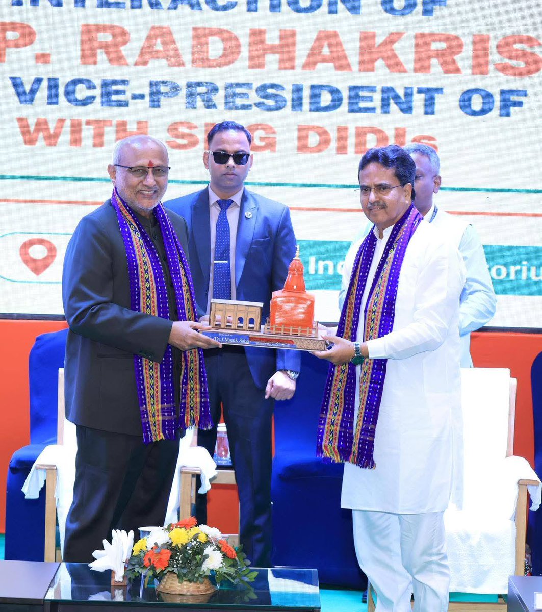 TripuraSRLM's tweet image. Sincere gratitude to Hon’ble Vice President of India ,Hon’ble Governor and Hon’ble Chief Minister for gracing an ocassion for interacting with the Women SHG members of #TRLM and Lakhpati Didis held in the International Indoor Exhibition Hall, Hapania, today.
Sincere gratitude to