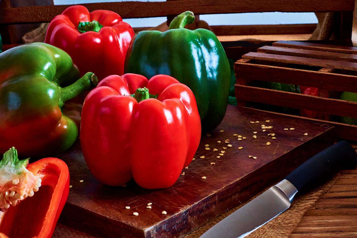 AFCUrgentCareHT's tweet photo. ❤️🌶️ 💚🌶️ Red vs. Green Bell Peppers: Which Is More Nutritious?

.
💪 ✨ 🥗 Read more: https://t.co/Gu8KQtykxO
.
#BellPepperBreakdown #RedVsGreen #NutrientCheck #HealthyEatingDaily #VitaminBoost #KitchenScience #nutrition #wellness https://t.co/0ptU5x3zxA