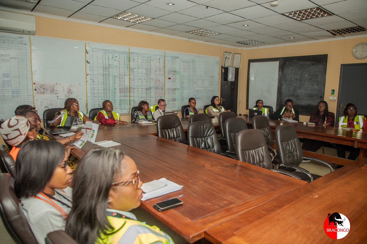 BracongoSa's tweet photo. Journée internationale des droits des femmes : BRACONGO met les femmes à l’honneur au cœur de sa gouvernance.

À l’occasion de la Journée internationale des droits des femmes, célébrée chaque année le 8 mars, BRACONGO a renouvelé une initiative forte déjà organisée l’année précédente : la tenue d’un Comité de Pilotage du Système de Management Intégré (SMI) exceptionnellement composé de femmes.

Réuni le jeudi 5 mars, ce COPIL ISO a rassemblé les représentantes de différents processus de l’entreprise autour du Directeur Général qui nous a fait l’honneur de participer à cet exercice symbolique et stratégique.
Pour rappel, le Comité de Pilotage du Système de Management Intégré est un moment clé de la gouvernance de l’entreprise. Il permet de faire le point sur la performance des différents processus à travers la présentation des indicateurs de suivi, conformément aux exigences des normes internationales auxquelles BRACONGO est certifiée.

À cette occasion, les collaboratrices mobilisées ont assuré le rôle de pilotes de processus, en présentant les résultats de leurs domaines respectifs. Cet exercice exigeant implique un véritable travail d’analyse en amont : comprendre les résultats obtenus, identifier les causes racines des éventuels écarts par rapport aux objectifs, et formuler des recommandations d’amélioration.

Au-delà de la présentation des performances, ces collaboratrices deviennent également de véritables porte-paroles au sein de leurs directions, chargées de relayer les orientations, recommandations et axes d’amélioration définis lors de ce comité.

En organisant ce COPIL 100 % féminin, BRACONGO souhaite mettre en lumière les compétences, le leadership et la capacité d’analyse de ses collaboratrices, tout en encourageant leur participation active aux espaces de décision et de pilotage de la performance.

Cette initiative s’inscrit pleinement dans l’engagement de BRACONGO en faveur de l’égalité des sexes et de l’autonomisation des femmes, notamment à travers les actions prévues dans son plan d’action Qualité de Vie au Travail, qui intègre des mesures concrètes visant à promouvoir l’inclusion, l’équité et le développement des talents féminins au sein de l’entreprise.

La célébration de la Journée internationale des droits des femmes rappelle que l’égalité des droits et des opportunités reste un enjeu majeur partout dans le monde, y compris en République Démocratique du Congo. Elle constitue une occasion de reconnaître les progrès accomplis, mais aussi de poursuivre les efforts en faveur d’une société plus juste et inclusive.

À travers des initiatives telles que ce COPIL féminin, BRACONGO réaffirme sa volonté de valoriser les compétences des femmes, soutenir leur leadership et promouvoir leur pleine participation au développement de l’entreprise et de la société.
Parce que l’égalité et l’autonomisation des femmes sont des leviers essentiels de performance, d’innovation et de progrès collectif.