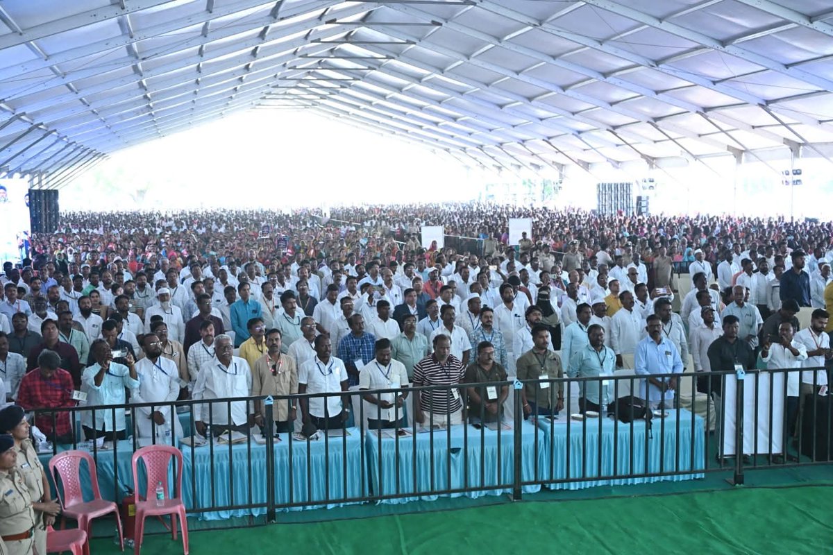 SharanuDongaon's tweet photo. ಚಿತ್ತಾಪೂರ ನಗರದಲ್ಲಿ ನಡೆದ ಕಾರ್ಯಕ್ರಮದಲ್ಲಿ ಯುವ ಕಾಂಗ್ರೆಸ್ ವತಿಯಿಂದ ಸನ್ಮಾನ್ಯ ಶ್ರೀ ಡಿಕೆ ಶಿವಕುಮಾರ್ ಜಿ ಮಾನ್ಯ ಉಪ ಮುಖ್ಯಮಂತ್ರಿಗಳು ಕರ್ನಾಟಕ ಸರ್ಕಾರ ಇವರಿಗೆ ಸನ್ಮಾನಿಸಿ  ಗೌರವಿಸಲಾಯಿತು, @DKShivakumar @CMofKarnataka @PriyankKharge @kharge https://t.co/nCnXcVLV4r