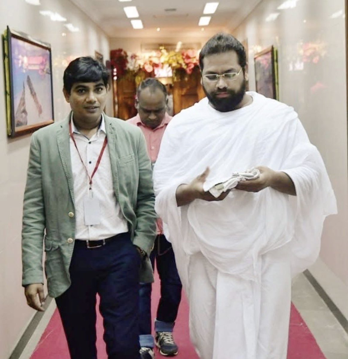 Dev_Brahmachari's tweet photo. धर्मानुरागी, विनम्र और मेरे अत्यंत आत्मीय राकेश भाई को जन्मदिन की हार्दिक बधाई एवं मंगलकामनाएँ। प्रभु से प्रार्थना है कि आपका जीवन सदैव उन्नति, प्रगति, उत्तम स्वास्थ्य, यश, प्रतिष्ठा और समृद्धि से आलोकित रहे तथा आप निरंतर धर्म और समाज की सेवा में अग्रसर रहते हुए नई ऊँचाइयाँ प्राप्त करते रहें।

जन्मदिवस पर पुनः हार्दिक शुभकामनाएँ। 💐
@rakeshjainnahar #happybirthday