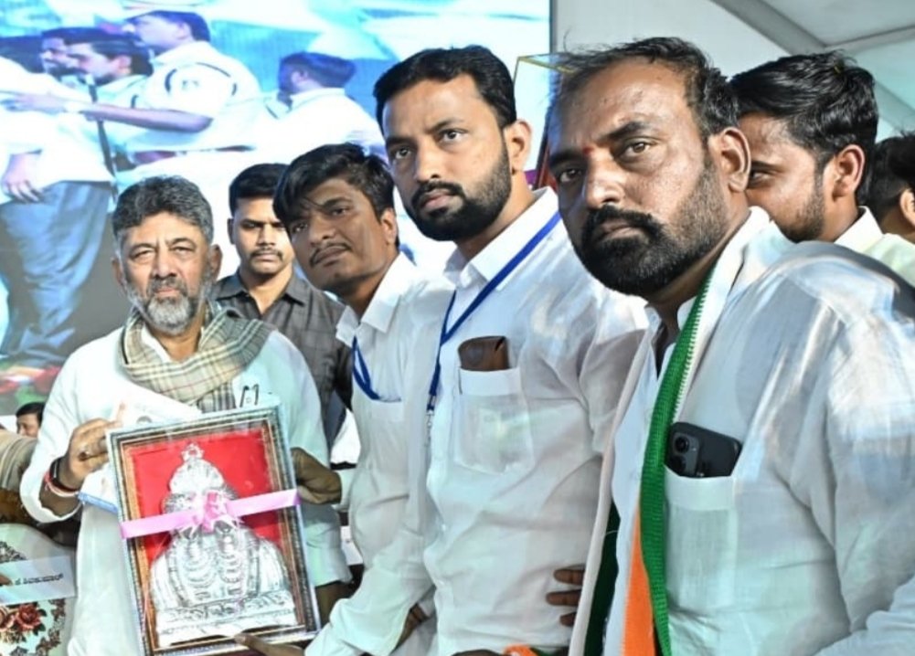 SharanuDongaon's tweet photo. ಚಿತ್ತಾಪೂರ ನಗರದಲ್ಲಿ ನಡೆದ ಕಾರ್ಯಕ್ರಮದಲ್ಲಿ ಯುವ ಕಾಂಗ್ರೆಸ್ ವತಿಯಿಂದ ಸನ್ಮಾನ್ಯ ಶ್ರೀ ಡಿಕೆ ಶಿವಕುಮಾರ್ ಜಿ ಮಾನ್ಯ ಉಪ ಮುಖ್ಯಮಂತ್ರಿಗಳು ಕರ್ನಾಟಕ ಸರ್ಕಾರ ಇವರಿಗೆ ಸನ್ಮಾನಿಸಿ  ಗೌರವಿಸಲಾಯಿತು, @DKShivakumar @CMofKarnataka @PriyankKharge @kharge https://t.co/nCnXcVLV4r