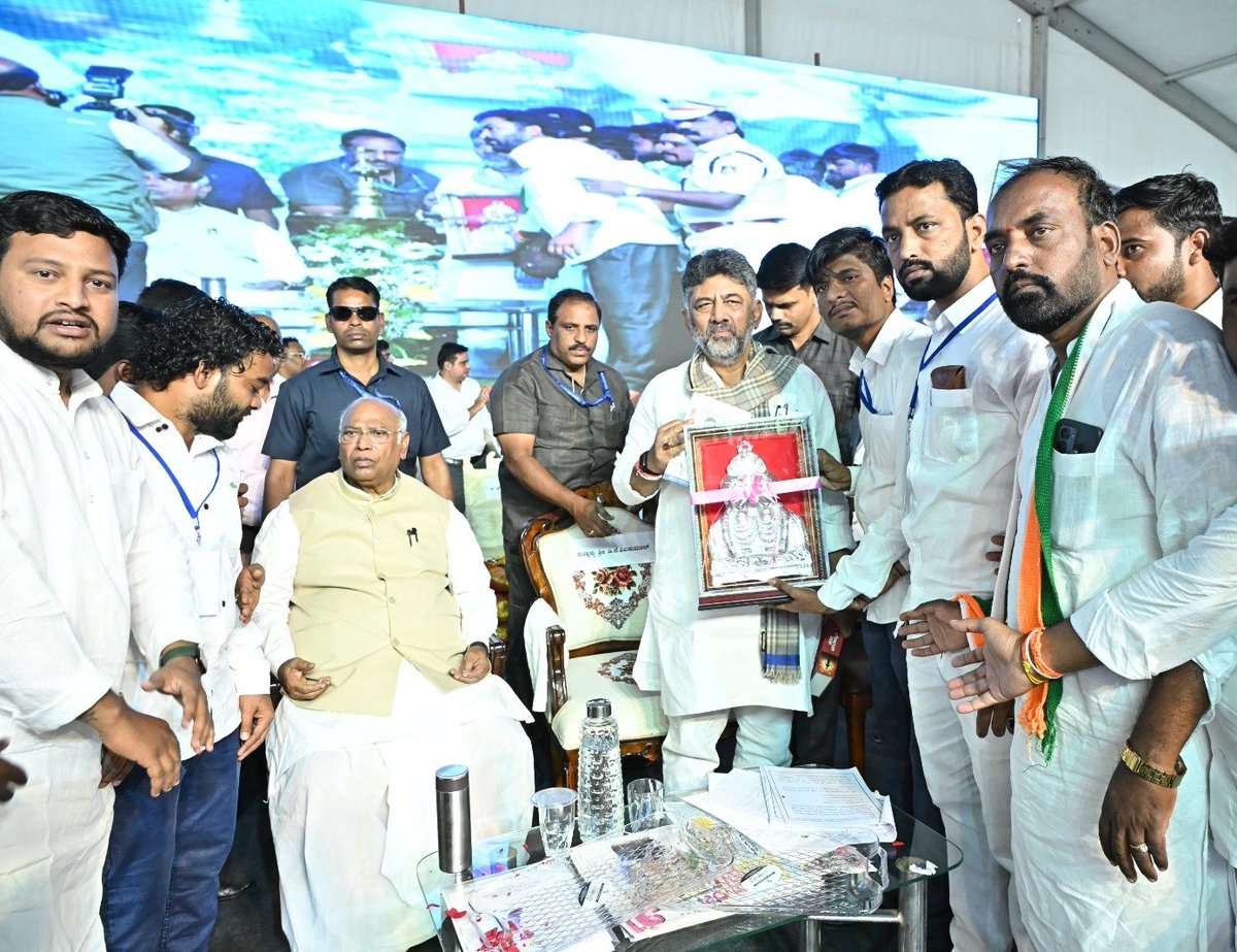 SharanuDongaon's tweet photo. ಚಿತ್ತಾಪೂರ ನಗರದಲ್ಲಿ ನಡೆದ ಕಾರ್ಯಕ್ರಮದಲ್ಲಿ ಯುವ ಕಾಂಗ್ರೆಸ್ ವತಿಯಿಂದ ಸನ್ಮಾನ್ಯ ಶ್ರೀ ಡಿಕೆ ಶಿವಕುಮಾರ್ ಜಿ ಮಾನ್ಯ ಉಪ ಮುಖ್ಯಮಂತ್ರಿಗಳು ಕರ್ನಾಟಕ ಸರ್ಕಾರ ಇವರಿಗೆ ಸನ್ಮಾನಿಸಿ  ಗೌರವಿಸಲಾಯಿತು, @DKShivakumar @CMofKarnataka @PriyankKharge @kharge https://t.co/nCnXcVLV4r
