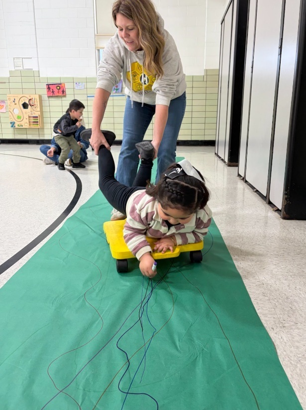 WashingtonD50's tweet photo. Ms. Kelley and Ms. Luna's classes experimented with a new style of drawing. Learning, movement, and creativity all in one fun activity! 💛🎨🛴#GrossMotor #FineMotor #LearningThroughPlay #TheWashingtonWay https://t.co/jfQudUGIEf