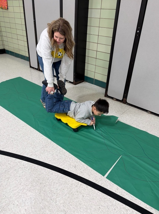 WashingtonD50's tweet photo. Ms. Kelley and Ms. Luna's classes experimented with a new style of drawing. Learning, movement, and creativity all in one fun activity! 💛🎨🛴#GrossMotor #FineMotor #LearningThroughPlay #TheWashingtonWay https://t.co/jfQudUGIEf