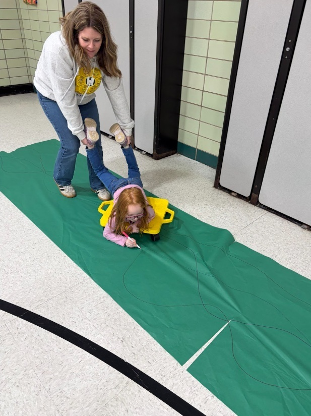 WashingtonD50's tweet photo. Ms. Kelley and Ms. Luna's classes experimented with a new style of drawing. Learning, movement, and creativity all in one fun activity! 💛🎨🛴#GrossMotor #FineMotor #LearningThroughPlay #TheWashingtonWay https://t.co/jfQudUGIEf