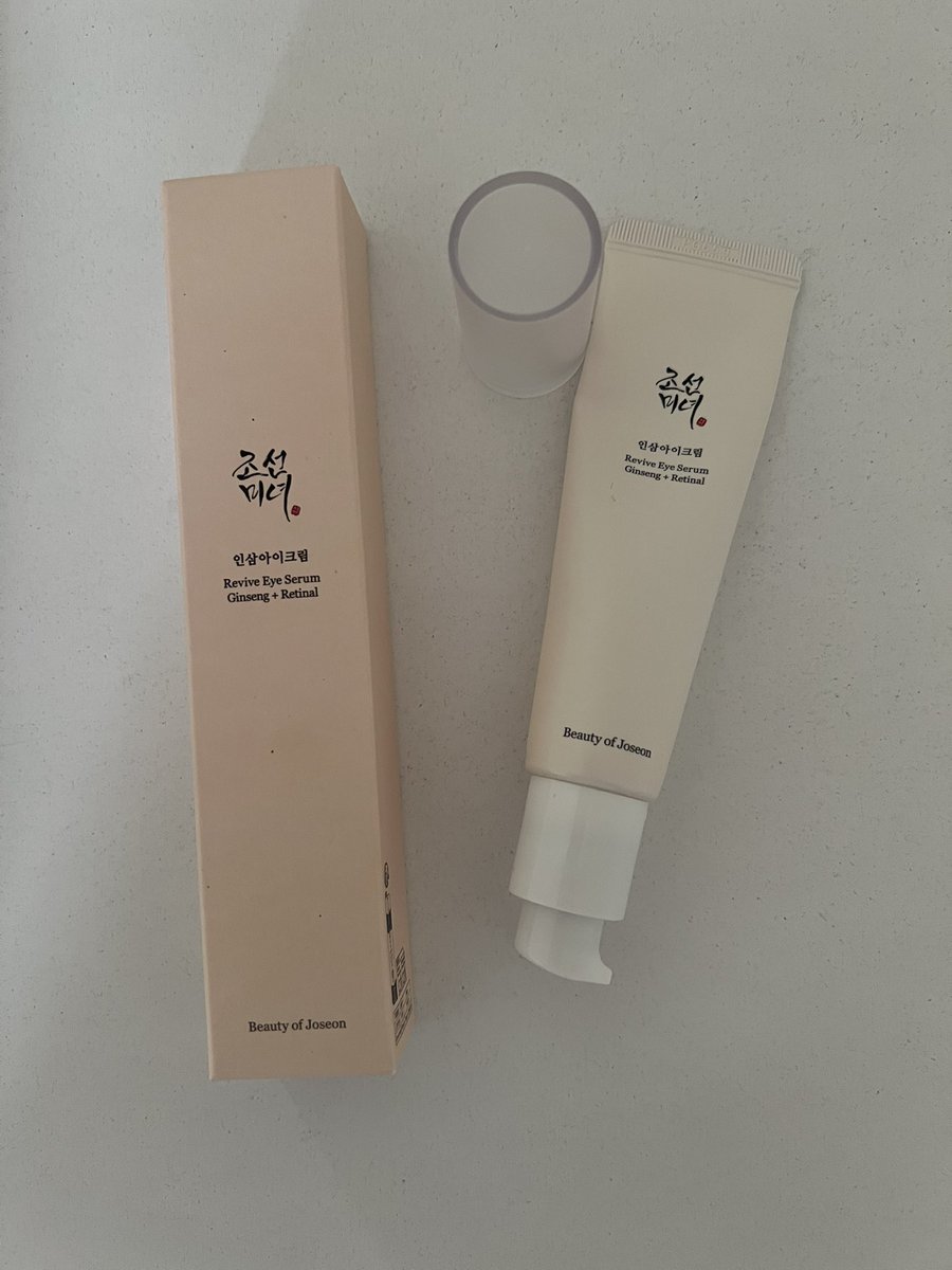 MelFabrix's tweet photo. Ho provato il contorno occhi Beauty of Joseon Revive Eye Serum Ginseng+Retinal e devo dire che mi ha davvero sorpresa. La texture è leggera, si assorbe velocemente e lascia il contorno occhi idratato senza risultare pesante o appiccicoso. 
Su YesStyle scontato con il cod MEL9812 https://t.co/bsjP4f9RRb