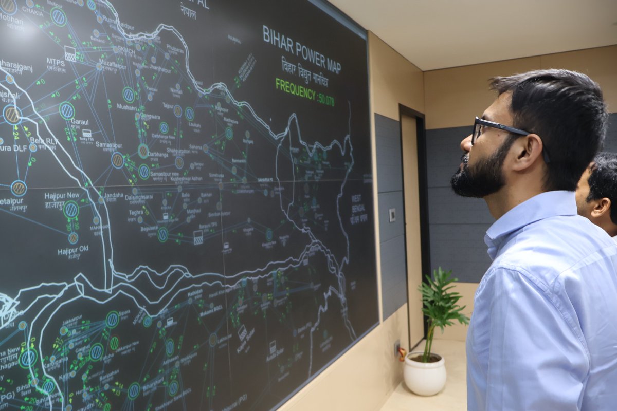 BiharEnergy's tweet photo. नॉर्थ बिहार पावर डिस्ट्रीब्यूशन कंपनी लिमिटेड और बिहार स्टेट पावर ट्रांसमिशन कंपनी लिमिटेड के प्रबंध निदेशक श्री राहुल कुमार (भा.प्र.से.) ने सोमवार को स्टेट लोड डिस्पैच सेंटर (SLDC) का निरीक्षण किया तथा बिजली ग्रिड और आपूर्ति स्थिति की समीक्षा की। इस दौरान उन्होंने अधिकारियों से परिचालन संबंधी जानकारी प्राप्त की और बिजली आपूर्ति को और अधिक सुदृढ़ एवं निर्बाध बनाए रखने के लिए आवश्यक दिशा-निर्देश दिए।

@IPRDBihar @EnergyBihar @SEVA_NBPDCL @SEVA_BSPTCL 

#SLDC #BiharPower #PowerSupply #ElectricityGrid #EnergySector #EnergyManagement