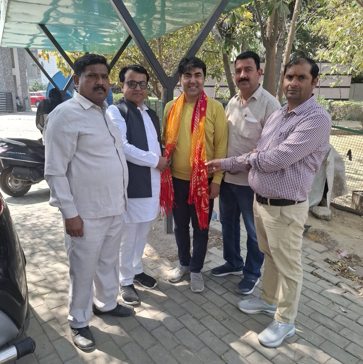 कल मथुरा से कुछ मेहमान आए थे !
श्रीकृष्ण की नगरी से शिक्षामित्र ख़ेम सिंह चौधरी जी और उनके साथियों ने नोएडा में मुझे स्नेह का पटका पहनाया और एक शंख भी भेंट दिया ! 
मै आप सभी के स्नेह का आभारी हूं ! शिक्षामित्रों  हितों का संघर्ष जारी रहेगा ! उनकी हर जायज़ मांग बुलंद आवाज में रखी