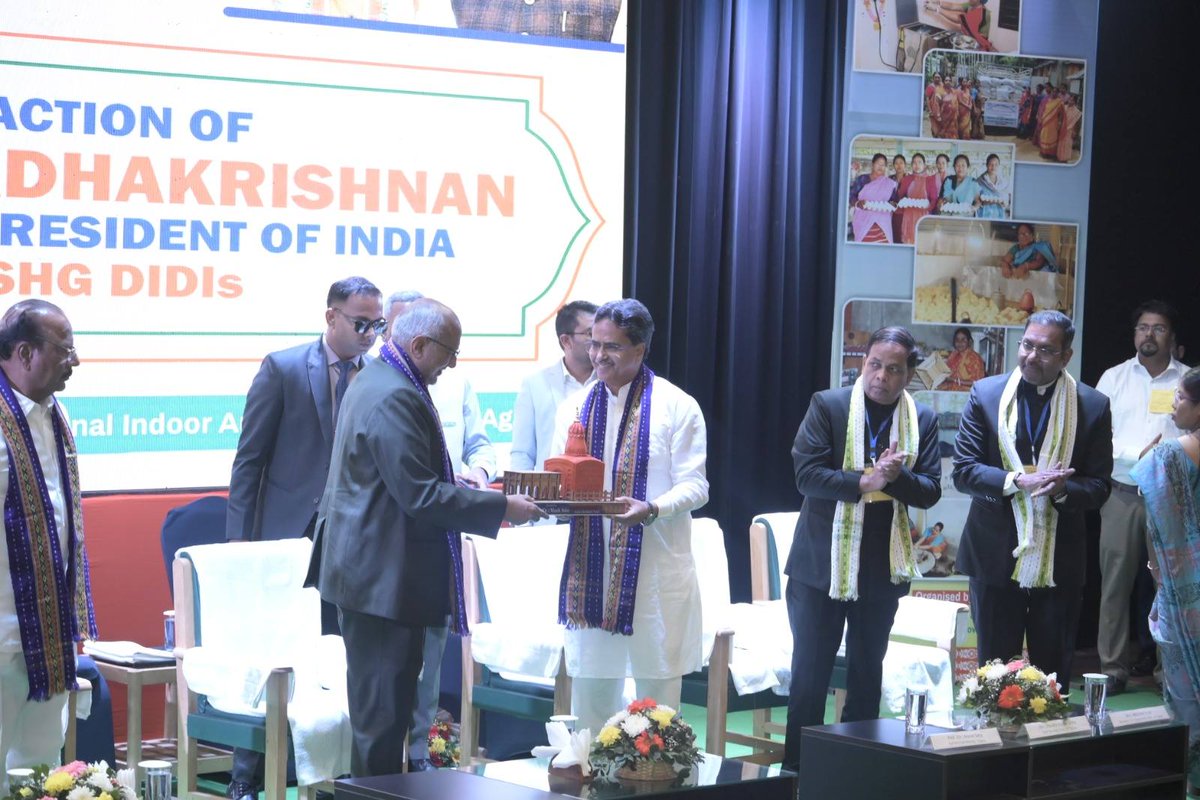 TripuraSRLM's tweet image. Honble Chief Minister Prof Dr Manik Saha presented Hon’ble Vice President of India with a #Matabari temple replica in Hapania International Indoor Auditorium in a programme organized with the #SHG didis of the state. The program was undertaken by #TRLM, RD Department, Government
