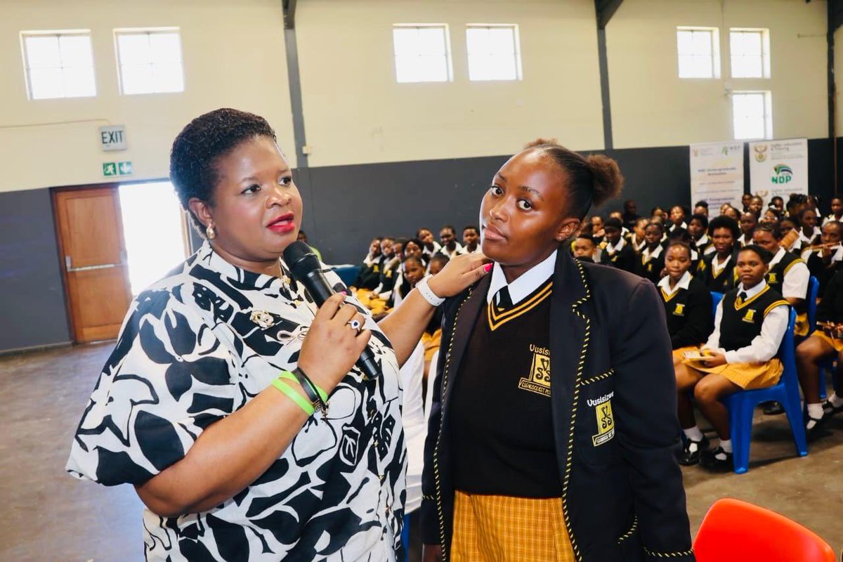 HigherEduGovZA's tweet photo. Deputy Minister @DrMimmyGondwe, engaged directly with learners on the floor at Vusisizwe High School, creating an open discussion during the #MatricSupportProgramme, to understand whether they have clear plans for what they would like to study after matric.
#CareerGuidance https://t.co/LOo2ZLkUd7