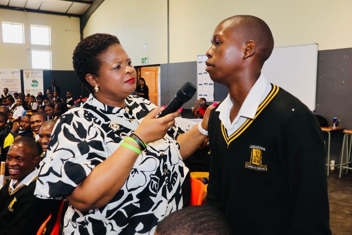 HigherEduGovZA's tweet photo. Deputy Minister @DrMimmyGondwe, engaged directly with learners on the floor at Vusisizwe High School, creating an open discussion during the #MatricSupportProgramme, to understand whether they have clear plans for what they would like to study after matric.
#CareerGuidance https://t.co/LOo2ZLkUd7