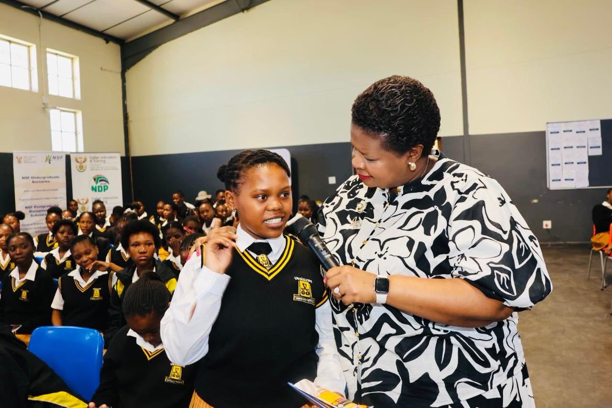 HigherEduGovZA's tweet photo. Deputy Minister @DrMimmyGondwe, engaged directly with learners on the floor at Vusisizwe High School, creating an open discussion during the #MatricSupportProgramme, to understand whether they have clear plans for what they would like to study after matric.
#CareerGuidance https://t.co/LOo2ZLkUd7