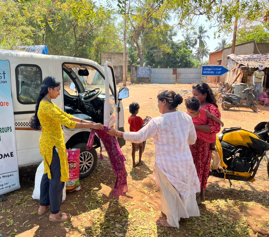 Prime_Trust's tweet photo. Warmth shared. Smiles multiplied. 💕
Our interns conducted a cloth distribution drive at Narikurava Colony on March 4, reaching families with care and kindness.
 #PrimeTrust #CommunitySupport
#JananiHome #JananiHomeForGirls
#AkshayaSelfHelpGroupsConfederation
#IndiaVolunteerCare https://t.co/TS5qcWdwNl