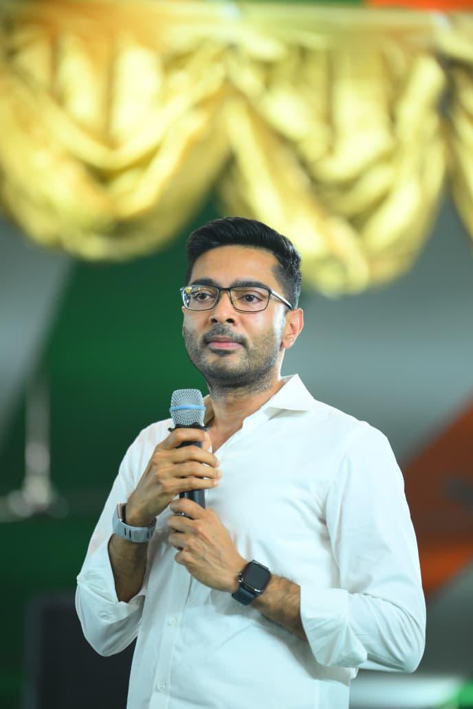 AITCofficial's tweet photo. When the people gather, their voice finds its fiercest echo in Shri @abhishekaitc.

At the dharna mancha in Dharmatala, he stood shoulder to shoulder with Smt. @MamataOfficial and the people of Bengal, turning a protest into a declaration that Bengal will not allow its voters to be erased through BJP and ECI's Silent Invisible Rigging.

The energy, the resolve, the bond between a leader and the people, this is the strength that no conspiracy can defeat.