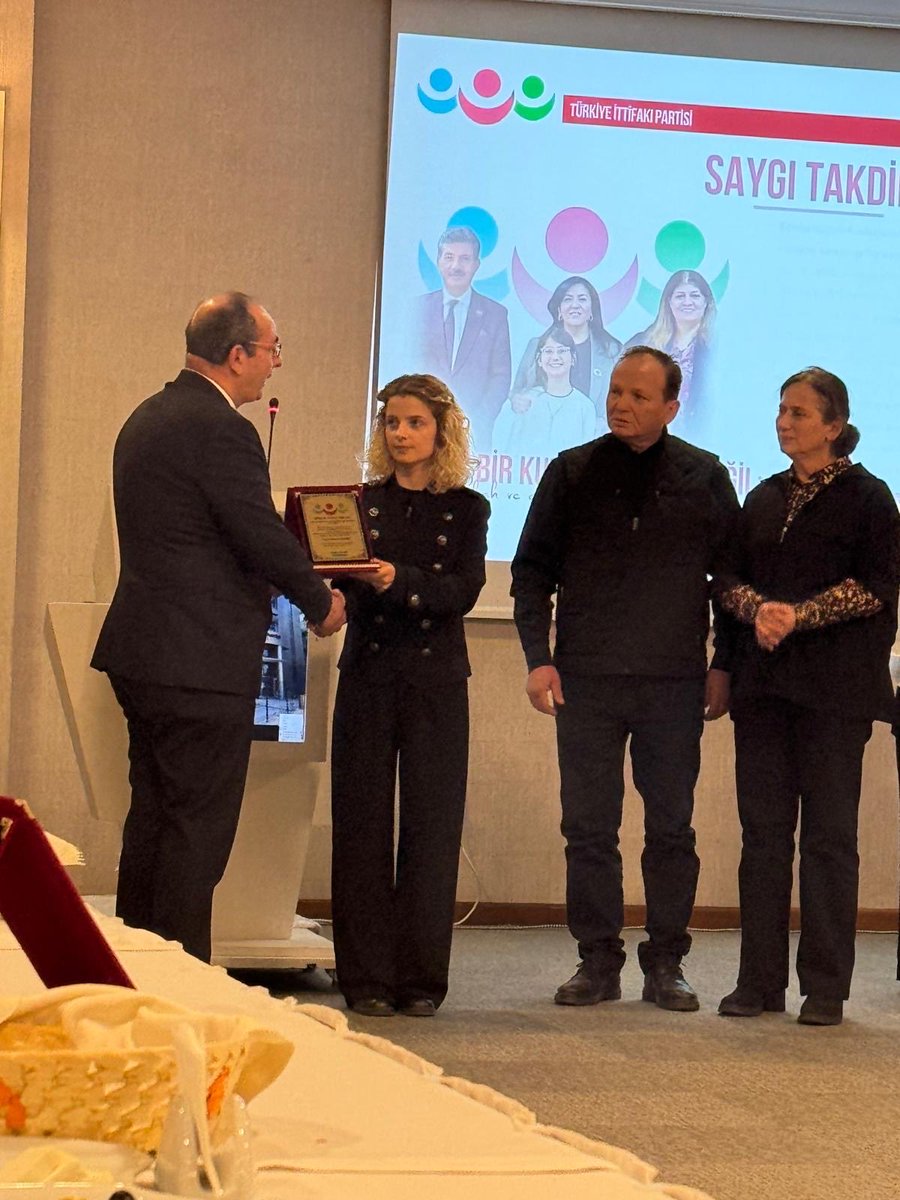 IttifakPartisi's tweet photo. TÜRKİYE İTTİFAKI PARTİSİ'NDEN 8 MART'TA ANLAMLI İFTAR PROGRAMI

Türkiye İttifakı Partisi Kadın Kolları, 8 Mart Dünya Kadınlar Günü dolayısıyla Türkiye Barolar Birliği’nde düzenlediği anlamlı programla Türk kadınının toplumdaki eşsiz değerine ve vazgeçilmez rolüne dikkat çekti. Yoğun katılımla gerçekleştirilen etkinlikte, kadınların emeği, fedakârlığı ve milletimizin geleceğine sunduğu katkılar güçlü mesajlarla vurgulandı.

Programın açılış konuşmasını Partimiz Kadın Kolları Genel Başkanı Nalan Çavdar yaptı. Konuşmasında Türk kadınının tarih boyunca devletin, milletin ve ailenin temel direği olduğunu ifade eden Çavdar, kadınların azmi, emeği ve kararlılığıyla Türkiye’nin her alanda güçlenmeye devam edeceğini vurguladı.

Partimiz Genel Sekreteri Sayın Enver Türkoğlu, aziz şehidimiz Hava Pilot Üsteğmen Cüneyt Kandemir’in kıymetli eşine plaket takdim ederek şehit ailelerine duyulan derin minnet ve vefayı ifade etti.

Partimiz Merkez Disiplin Kurulu Üyesi Sayın Fettah Erdem, işitme engelli vatandaş Hikmet Kavak’a plaket sunarak azim ve mücadele örneği olan bireylerin toplum için taşıdığı değeri vurguladı.

Kadın Kolları Genel Başkanımız Sayın Nalan Çavdar ise partimizin emekçi isimlerinden Songül Karakaş’a plaket takdim ederek teşkilat çalışmalarındaki özverili katkıları dolayısıyla teşekkür etti.

Partimiz yetkilileri iftar programı çerçevesinde yaptıkları açıklamada, Türk kadınının toplumsal hayatın her alanında güçlenmesi ve hak ettiği değeri görmesi için çalışmaya kararlılıkla devam edeceklerini vurgulayarak, kadınların milletimizin yarınlarını inşa eden en güçlü değerlerden biri olduğunu ifade etti.

Türkiye İttifakı Partisi