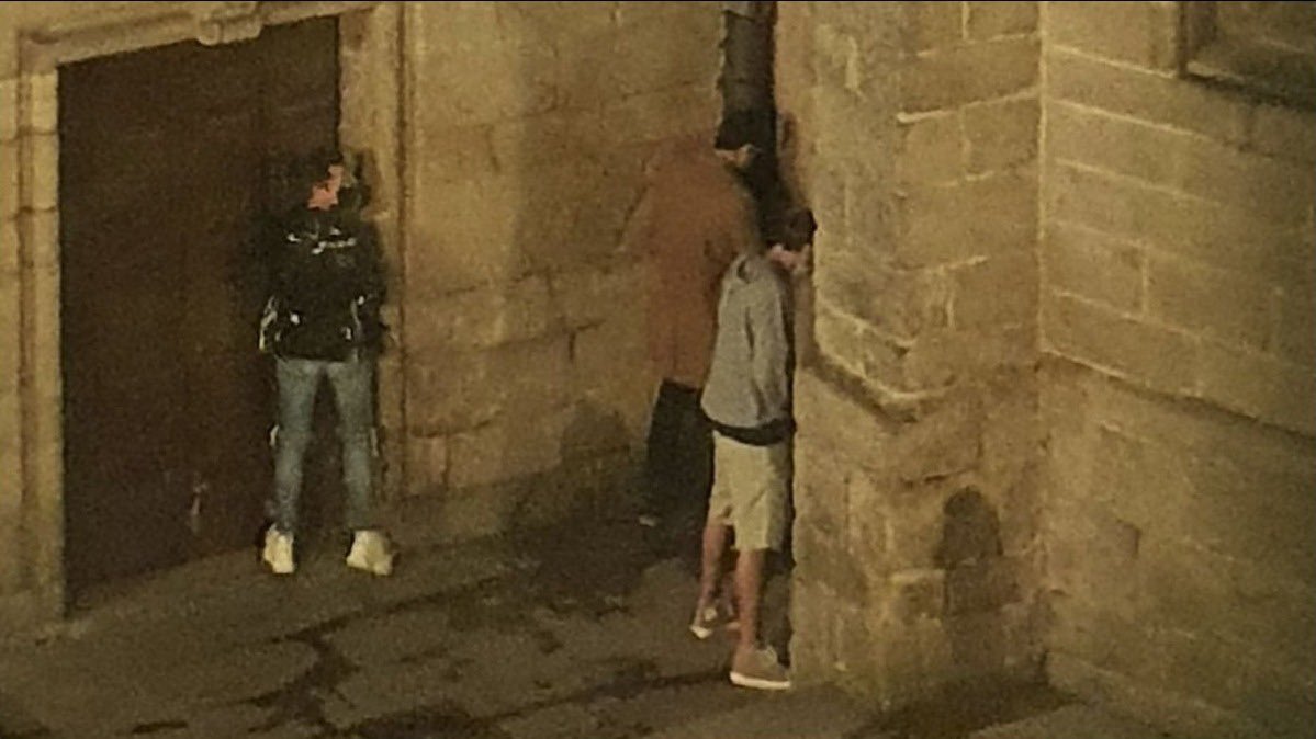 Los que critican que las chicas manchen las paredes de la z1 que ellos mismos orinan 🤡🤡