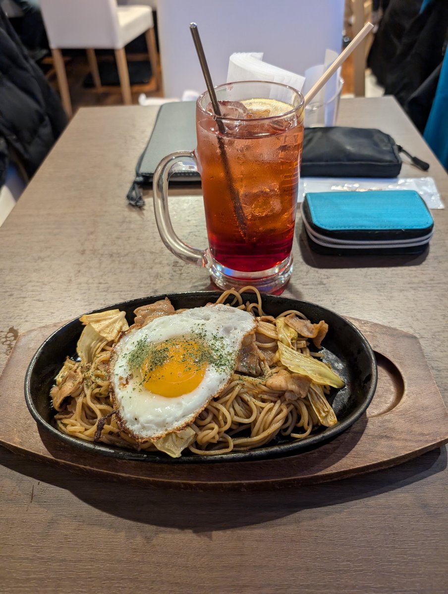 drf924's tweet photo. 池袋ハニハニでみなみさんのバースデー😊なんか髪の色変わってた😮なんでもできちゃうメイドさんなので、まだまだハニハニに居てくださいね(´Д`)ノ
みなみさんお誕生日おめでとうございます🎉🎂
#池袋
#メイドカフェ
#ハニーハニー
#honeyhoney
#バースデーイベント
#BDEV https://t.co/FRHMRoIiDu