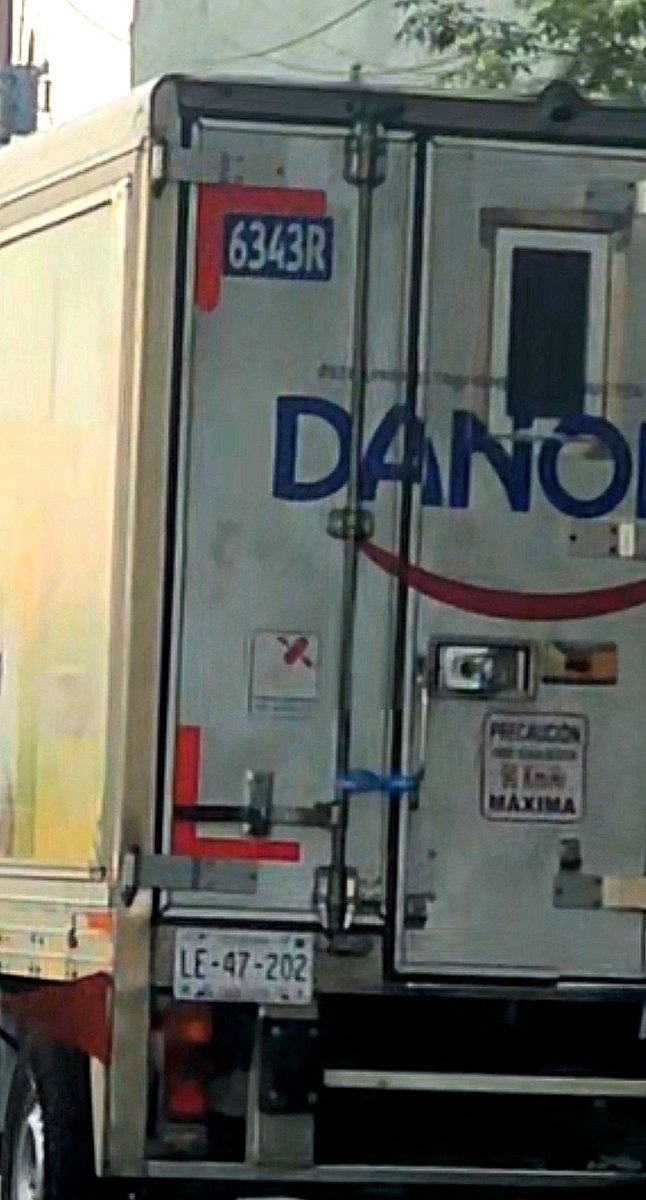 JaimeSaaa's tweet photo. @DanoneMX @mninoticias Oye @DanoneMX, una duda técnica: ¿sus camionetas ya funcionan con leña o usan carbón artesanal? 🤔 Porque el humo que va dejando este por todo #Guadalajara parece de locomotora del siglo XIX. ¡Qué buena "sustentabilidad"! 💨🪵
#Danone #Contaminación #GDL https://t.co/1VqYbEeTWn