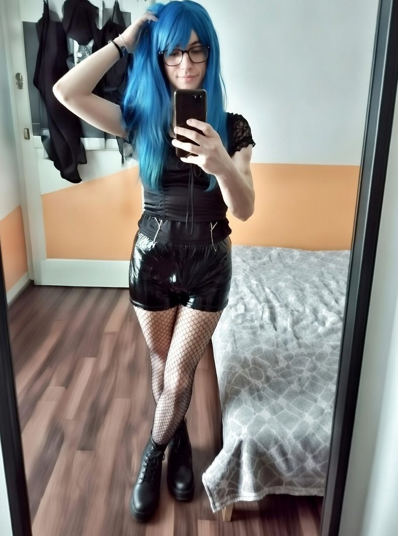 Ucka CrossDresser tweet media