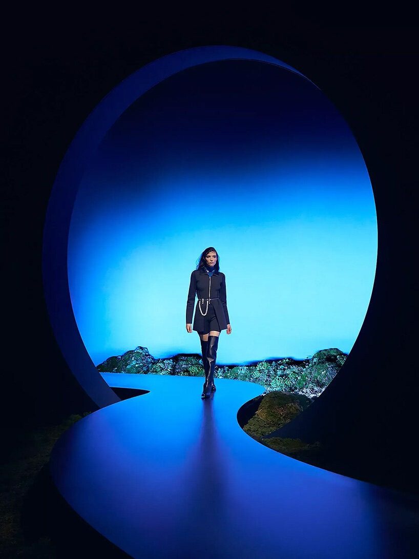 designboom's tweet image. #hermes stages a twilight landscape for its women’s 2026 show at #paris fashion week

for its FW26 presentation, hermes transforms the runway into a scenographic landscape: a winding path cutting through a dim terrain of moss, low vegetation, and earthy textures.

the serpentine