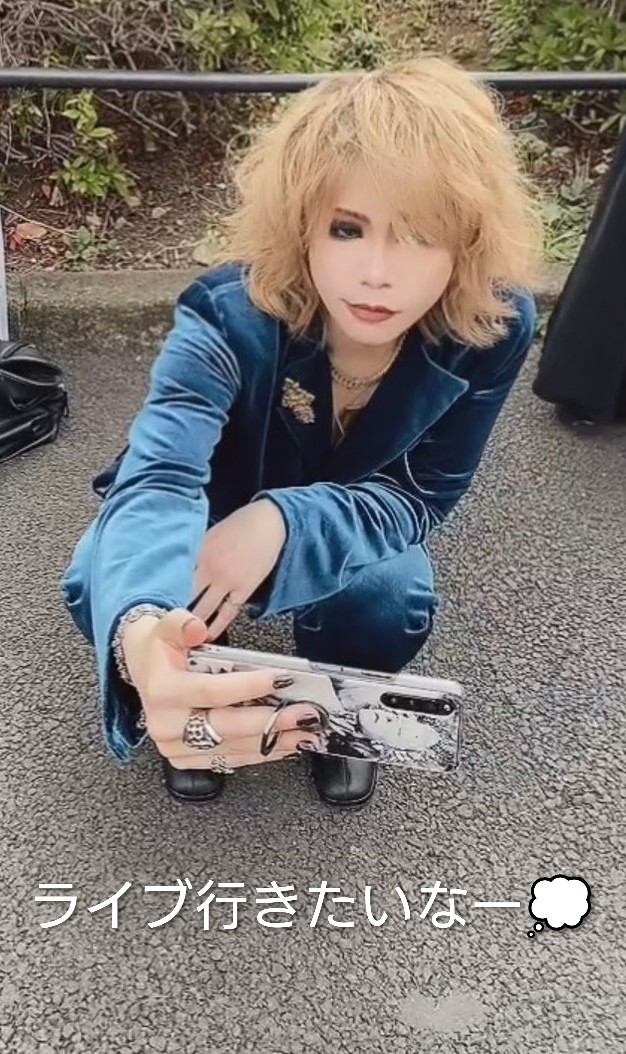 seta_kei's tweet photo. the GazettE 24thおめでとうございます👏最高の景色を、またこの目で見られるその日まで。

ライブがないとコスプレできないじゃないか😶‍🌫️
#theGazettE
#theGazettE24th
#DAY8766
#RUKI
#麗
#REITA
#葵
#戒 https://t.co/MxQhWv0iiQ