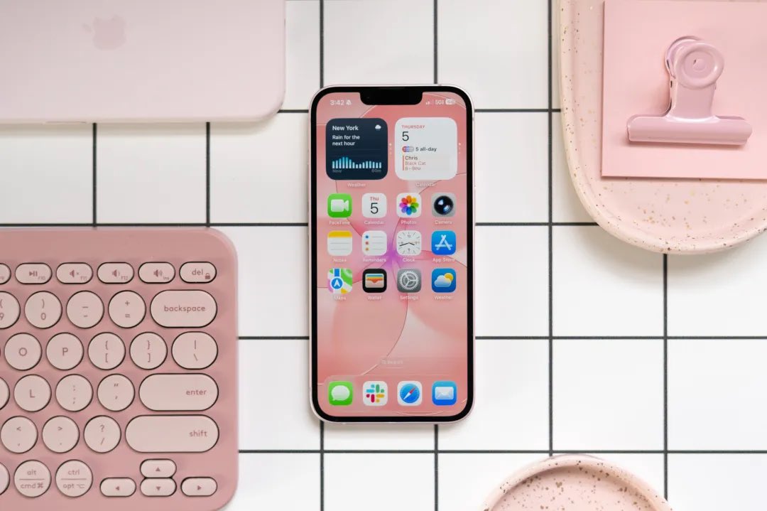 javilosana's tweet photo. Se publican las primeras reviews del iPhone 17e.

En este hilo podéis leer qué dicen los primeros análisis del nuevo iPhone de entrada de Apple.

🧵 https://t.co/m8jG75XWp9