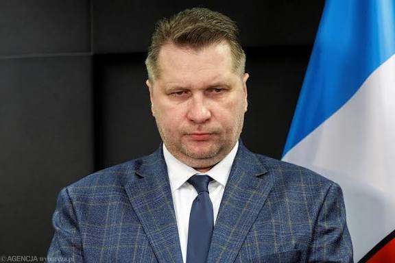 PPalimpsestt's tweet photo. Założył panele fotowoltaiczne na dachu swojego domu bo się opłaca. Kiedy się okazało, że ma panele na dachu stwierdził, że to się nie opłaca i panele zdemontuję. "Bo mogą mu się zapalić!" 😂
Dzban roku 2027 murowany 💪
#fałsz #obluda https://t.co/QWzeXUBEa2