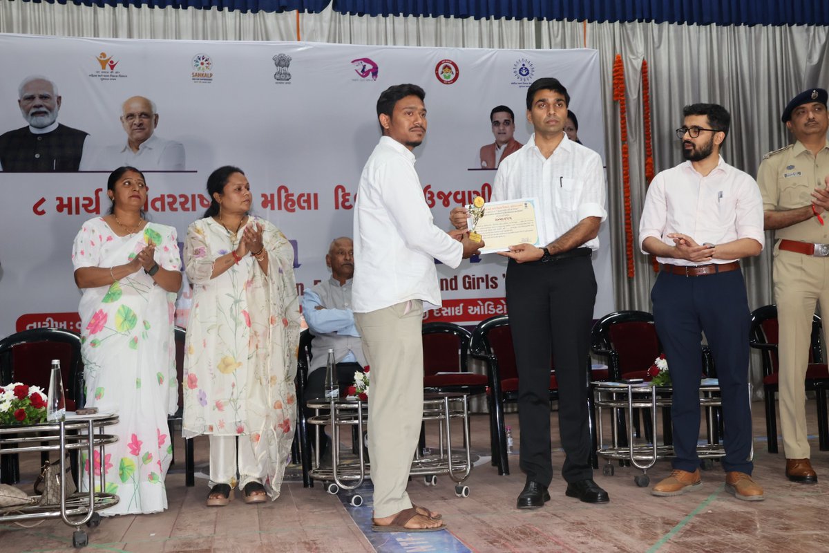 આંતરરાષ્ટ્રીય મહિલા દિવસની ઉજવણી નિમિત્તે વલસાડના પારડી ખાતે એક વિશેષ કાર્યક્રમનું આયોજન કરવામાં આવ્યું હતું. આ અવસરે આપણી સંસ્થાને પણ સન્માન પત્ર અને  ટ્રોફી  એનાયત કરીને સન્માનિત કરવામાં આવ્યા.સંસ્થાના પ્રતિનિધિ શ્રી અજયભાઈસાથી કાર્યકર્તા ઉપસ્થિત રહીને પ્રાપ્ત કર્યું  હતું.