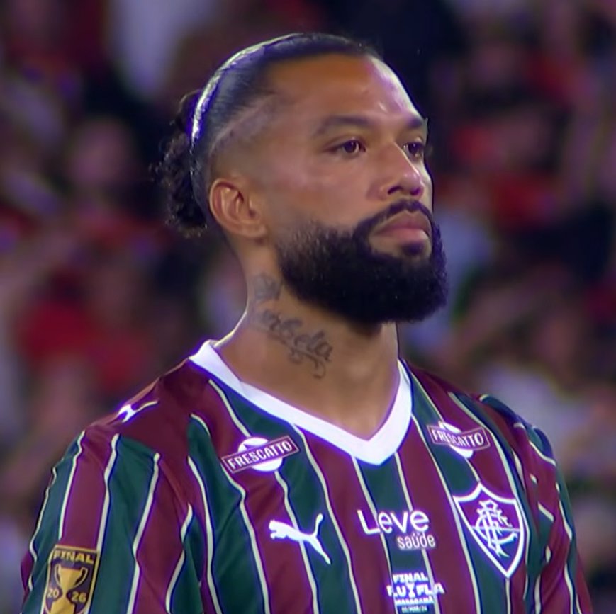 TODO tricolor, vivo ou morto, viu o título indo embora no momento em que esse cidadão caminhou em direção a marca do pênalti. 

Eu DUVIDO que tenha um tricolor sequer que nesse momento não tinha certeza que ele fosse perder a cobrança...

A síntese do termo "tragédia anunciada"