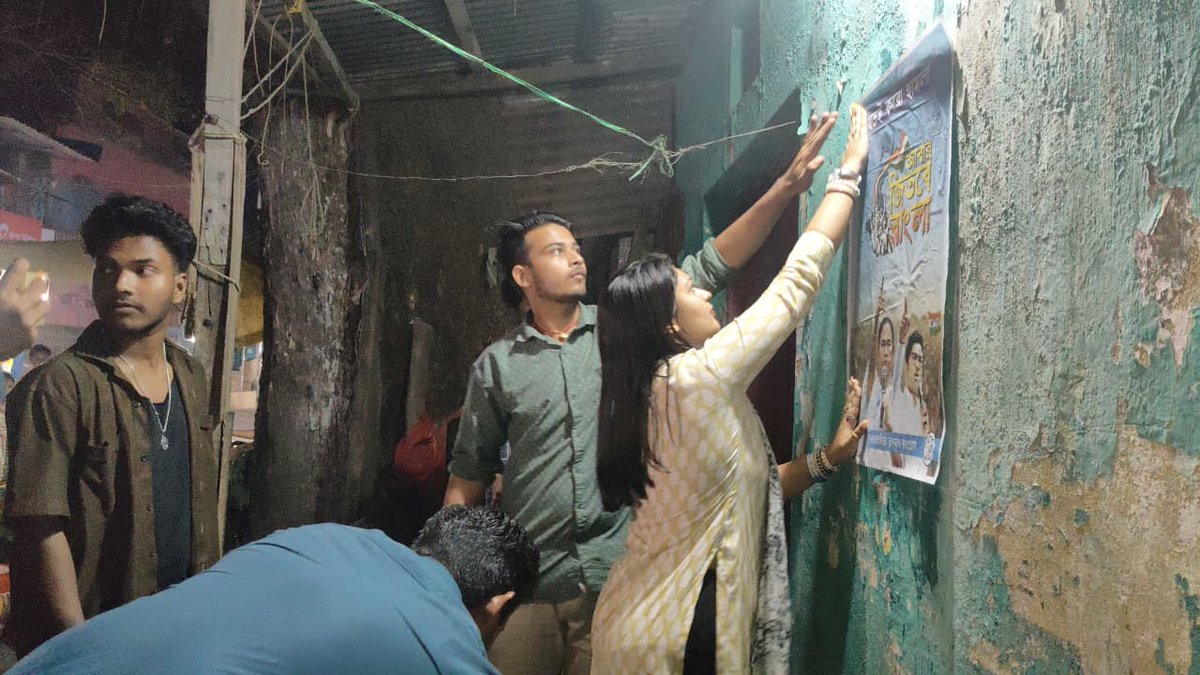 AITCakashH's tweet image. Kalchini Block TMYC द्वारा Kalchini क्षेत्र में “Abar Jitbe Bangla” अभियान के तहत पोस्टर लगाकर जनसमर्थन और संगठन को मजबूत किया गया।

माननीय मुख्यमंत्री @MamataOfficial जी के नेतृत्व में —
फिर एक बार, Abar Jitbe Bangla! 🚩💚

#AbarJitbeBangla #TMYC #Kalchini #Alipurduar