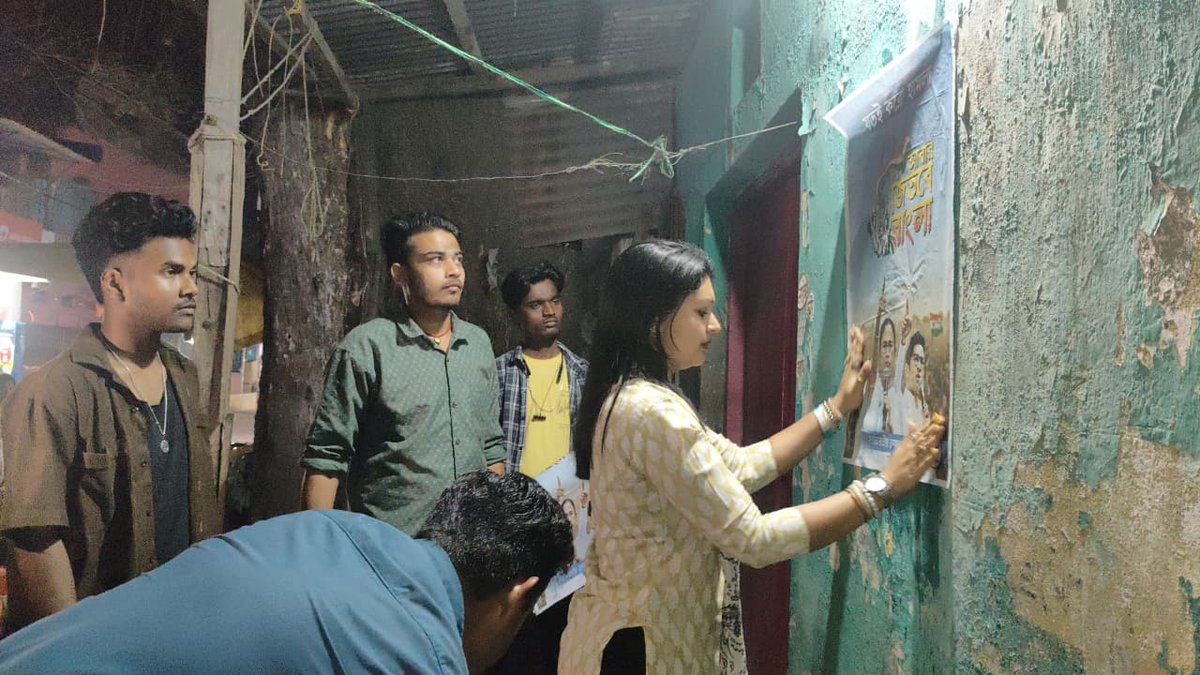 AITCakashH's tweet image. Kalchini Block TMYC द्वारा Kalchini क्षेत्र में “Abar Jitbe Bangla” अभियान के तहत पोस्टर लगाकर जनसमर्थन और संगठन को मजबूत किया गया।

माननीय मुख्यमंत्री @MamataOfficial जी के नेतृत्व में —
फिर एक बार, Abar Jitbe Bangla! 🚩💚

#AbarJitbeBangla #TMYC #Kalchini #Alipurduar