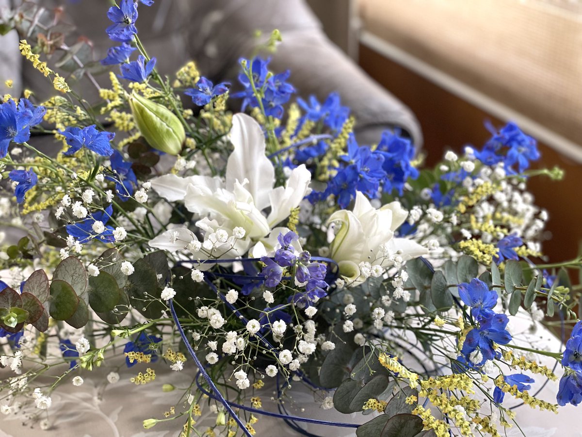 uchi87's tweet photo. ザブーン🐳🌊

デルフィニウム、かすみ草、グニユーカリ、スターチス、八重ユリ💐
遊びで２種の青いペーパークラフトバンド使いました。波紋みたいな。 https://t.co/7Ls2mHQWPo